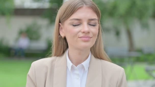 Outdoor Portrait of No Sign by Young Businesswoman by Head Shake — Stock Video