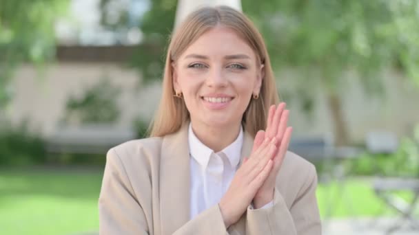 Portret młodej bizneswoman z klaskaniem, brawa — Wideo stockowe