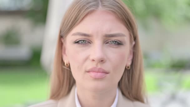 Primer plano de la cara de la joven empresaria mirando sorprendida a la cámara — Vídeos de Stock