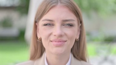 Kameraya gülümseyen Mutlu Genç İş kadınının Yüzü 