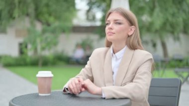 Genç İş Kadını Açık Cafe 'de Kameraya Gülümsüyor