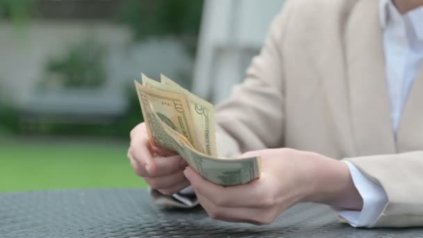 Donna d'affari si sente triste mentre conta dollari in Outdoor Cafe — Video Stock