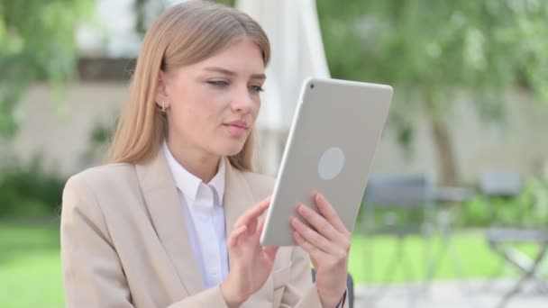 Joven empresaria al aire libre celebrando en la tableta — Vídeos de Stock