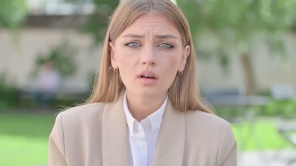 Outdoor Portrait of Young Businesswoman Reacting to Loss — Stock Video