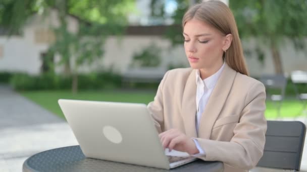 Ung affärskvinna Arbetar på laptop i Utomhus Café — Stockvideo