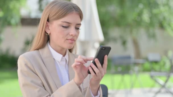 Açık havada Genç İş Kadını Smartphone 'da İnternet Tarayıcılığı, Kısa Mesaj — Stok video