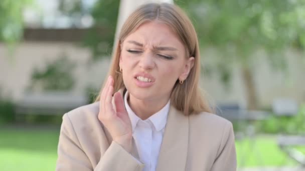 Outdoor Portret van jonge zakenvrouw met tandpijn, Cavity — Stockvideo