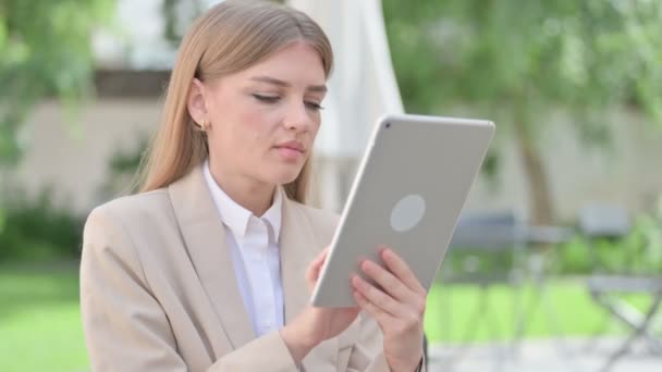 Utomhus Ung Affärskvinna Bläddrar på internet på Tablet — Stockvideo