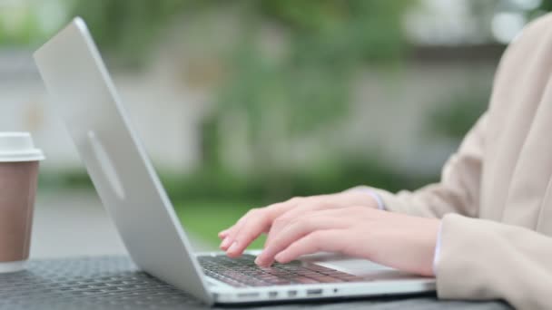 Närbild av händer unga affärskvinna skriva på laptop tangentbord — Stockvideo