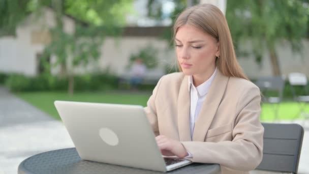 Junge Geschäftsfrau reagiert auf Laptop-Verlust in Outdoor-Café — Stockvideo