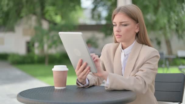 Atrakcyjna młoda bizneswoman za pomocą tabletu w Outdoor Cafe — Wideo stockowe