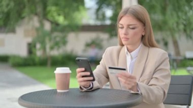 Smartphone Çevrimiçi Ödemesinde Başarısız Olan Genç İş Kadınları