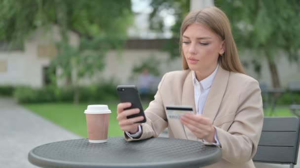 Успешная онлайн-оплата по смартфону от молодой предпринимательницы — стоковое видео