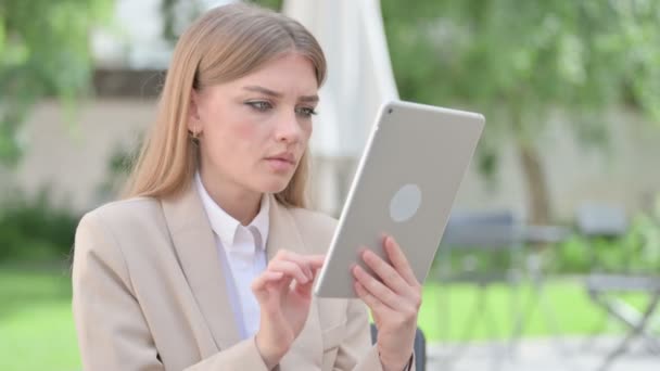 Utomhus ung affärskvinna reagera på förlust på Tablet — Stockvideo