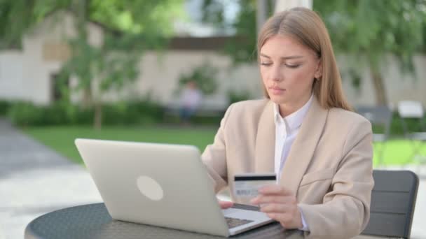 Falha Pagamento Online no Laptop por Jovem Empresária — Vídeo de Stock