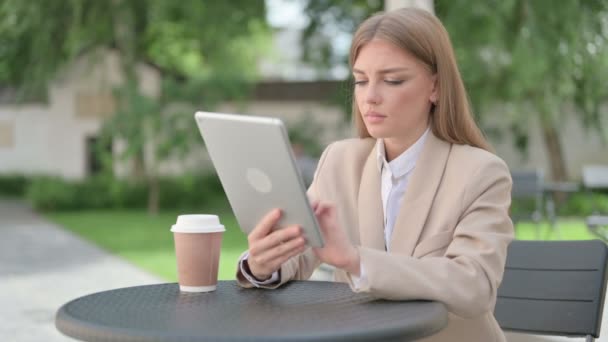 Young Businesswoman Reacting to Loss on Tablet in Outdoor Cafe — Stock Video