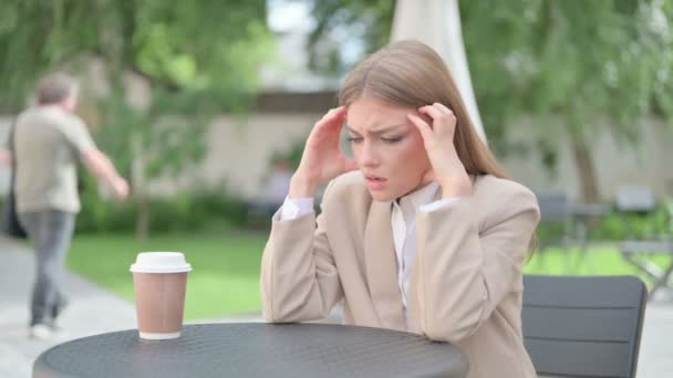 Joven empresaria sintiéndose preocupada en café al aire libre — Vídeos de Stock