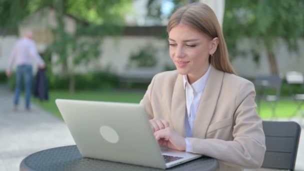 Giovane donna d'affari che fa videochiamata sul computer portatile in Outdoor Cafe — Video Stock