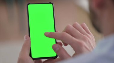 Yeşil Renkli Ekran ile Akıllı Telefon Kullanılıyor