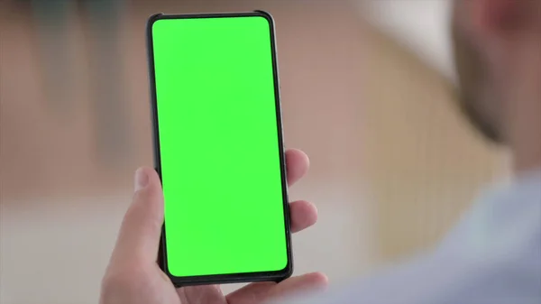 Mão segurando verde Chroma Screen Smartphone — Fotografia de Stock