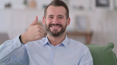 Başparmakları Yukarda Genç Adam 