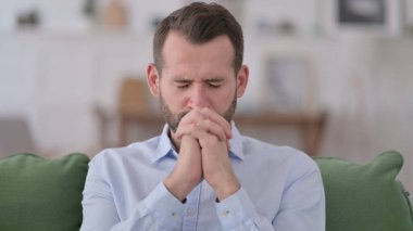 Umut dolu genç adam evinde dua ediyor.