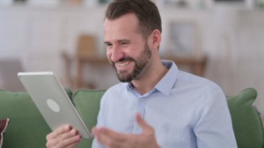 Tabletteki Başarıyı Kutlayan Genç Adam