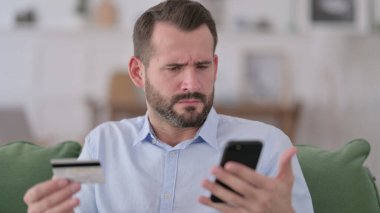 Çevrimiçi Alışveriş Hatasına Tepki Veren Adam Akıllı Telefon Hatası