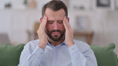 Genç adamın evinde baş ağrısı var. 