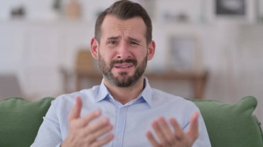 Genç Adam Kayıp Evinde 