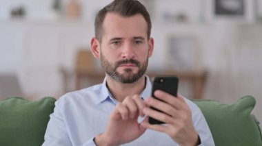 Evde Akıllı Telefon Kullanan Genç Adam 