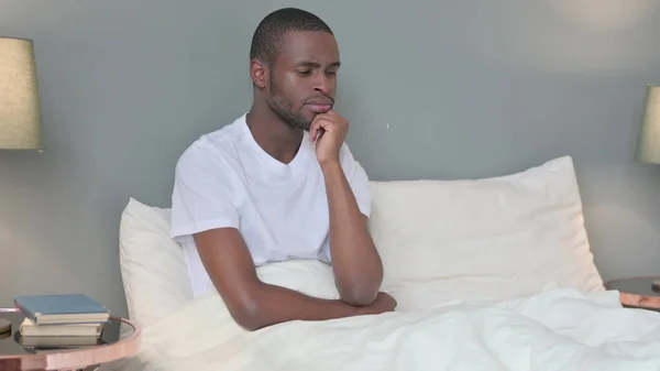 Pensivo jovem Africano Pensando na cama — Fotografia de Stock