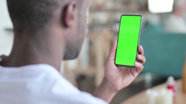 Yeşil Krom Ekranlı Genç Afrikalı Akıllı Telefona Bakıyor
