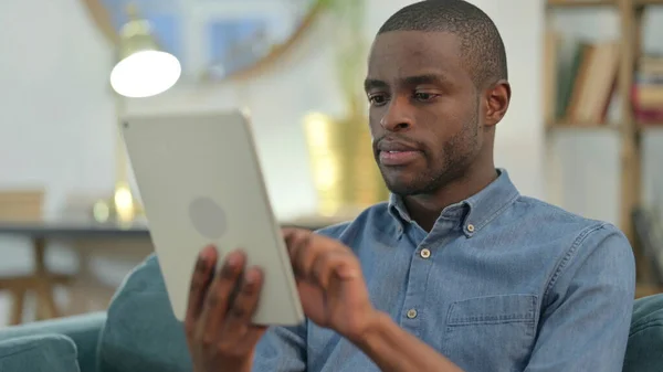 Joven africano usando tableta digital —  Fotos de Stock