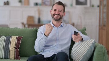 Televizyonda Kazanan Genç Adam 'ın Tepkisi Heyecanlı