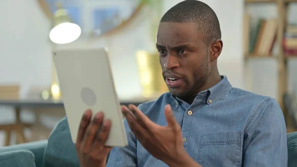 Videoanruf auf Tablet von jungem Afrikaner — Stockfoto