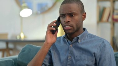 Genç Afrikalı Adam Akıllı Telefondan Kızgın 