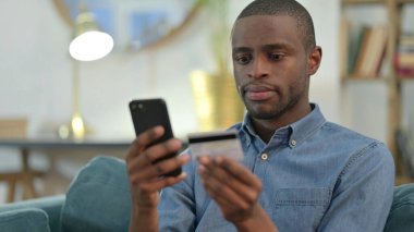 Genç Afrikalı Adam 'dan Online Alışveriş