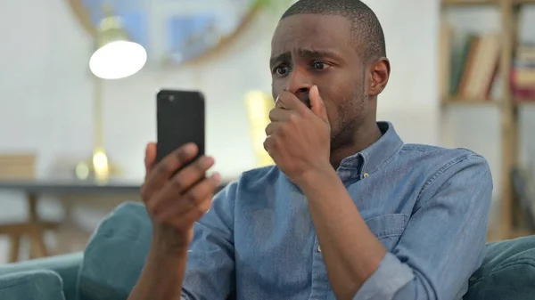 非洲年轻人在智能手机上的损失 — 图库照片