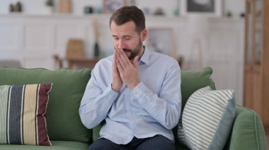 Hasta Genç Adam Hapşırıyor Koltukta oturuyor 