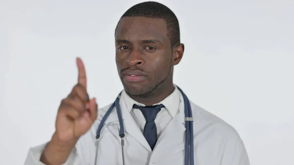 Nenhum sinal com o dedo pelo médico africano, fundo branco — Fotografia de Stock