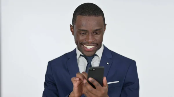 Empresario africano usando Smartphone, fondo blanco —  Fotos de Stock