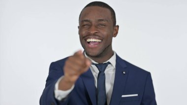 Parmak Gösteren Genç Adam, Beyaz Arkaplan 