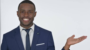 Afrikalı İşadamı El Altında Ürün Tutuyor, Beyaz Geçmişli