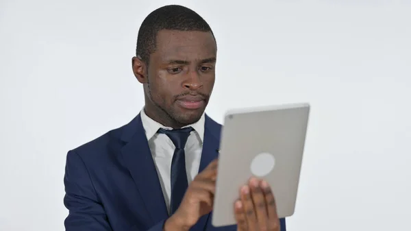 Afrikaanse zakenman met behulp van tablet voor internet, witte achtergrond — Stockfoto