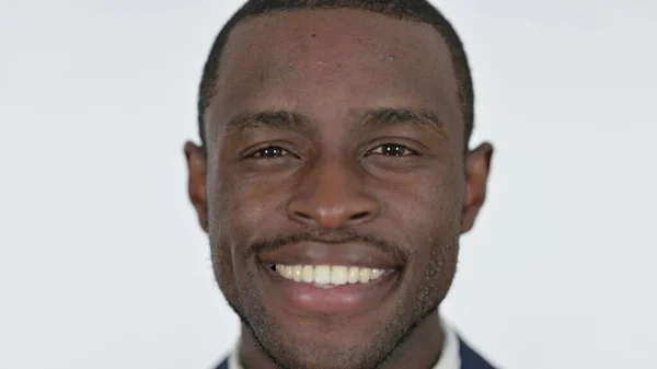 Close-up de Sorrindo Jovem Africano, Fundo Branco — Fotografia de Stock