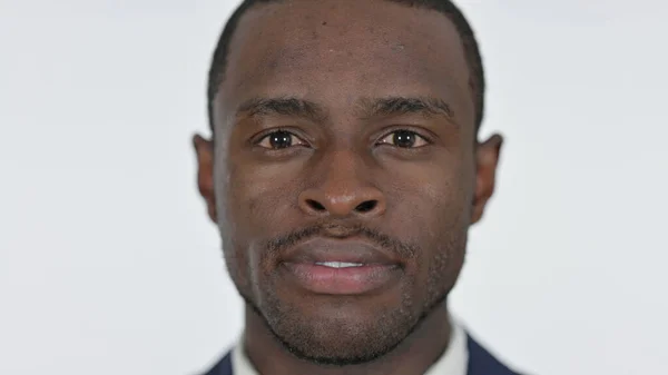 Närbild av allvarlig ung afrikansk man, vit bakgrund — Stockfoto