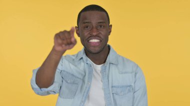 Genç Afrikalı Adam Gösterip Davet Ediyor, Sarı Arkaplan 