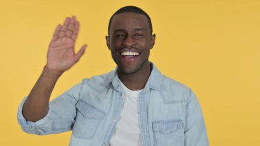 Karşınızda Genç Afrikalı Dalgalanan, Sarı Arkaplan 