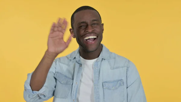 Chat de vídeo en línea por Young African Man, Fondo amarillo — Foto de Stock